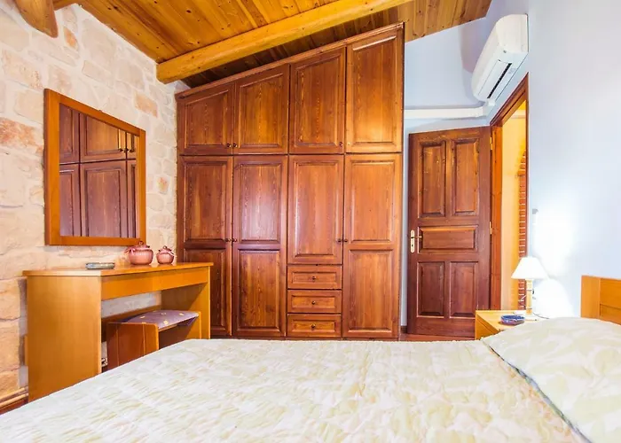 The Vivian - Luxury Stone Villa