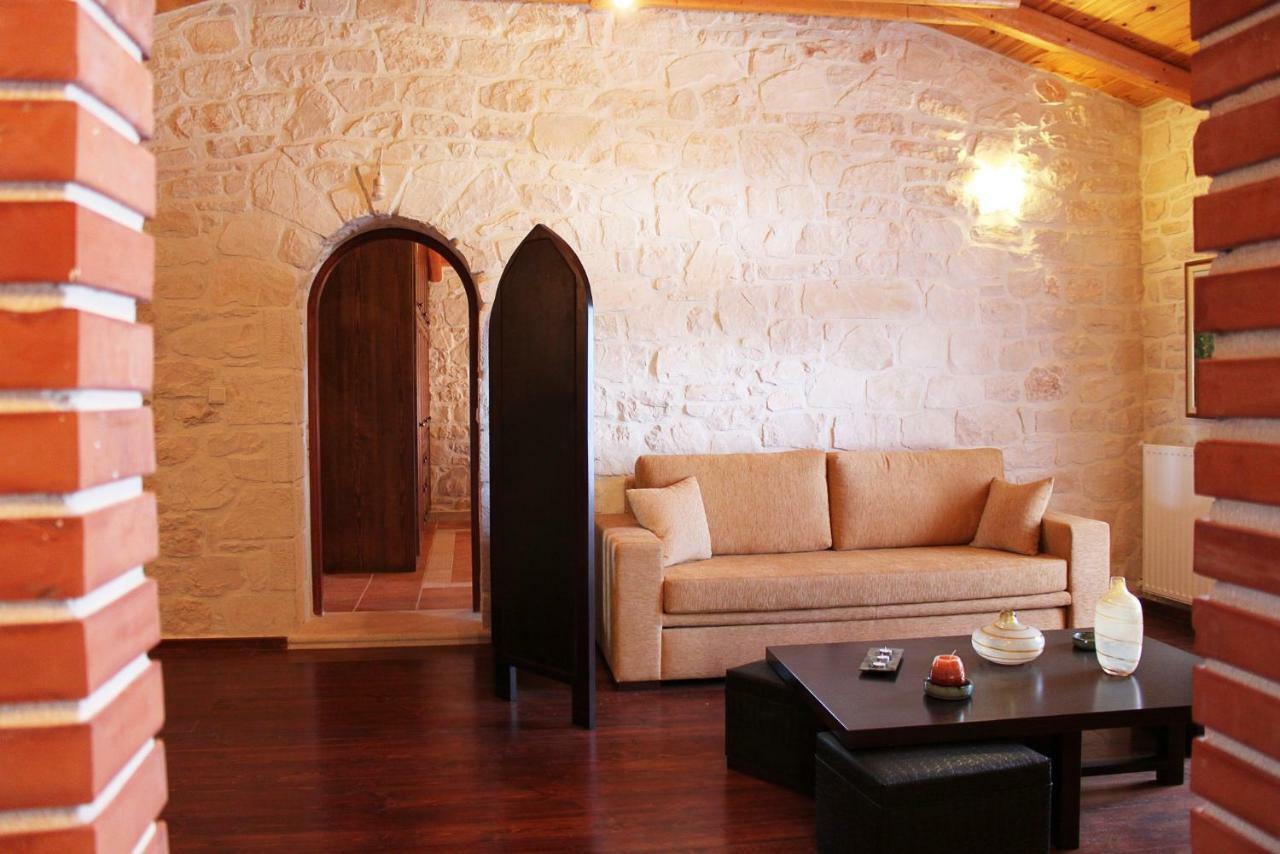 The Vivian - Luxury Stone *